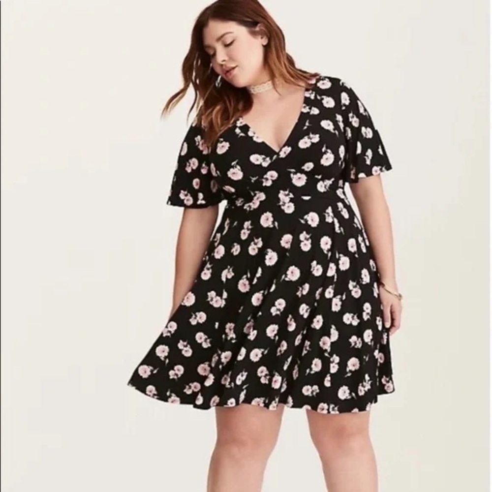 TORRID FLORAL PRINT V-NECK FLUTTER
SLEEVE DRESS SIZE 3